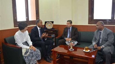 رئيس جامعة مطروح يبحث التعاون مع مدير برنامج الأغذية العالمي بمصر