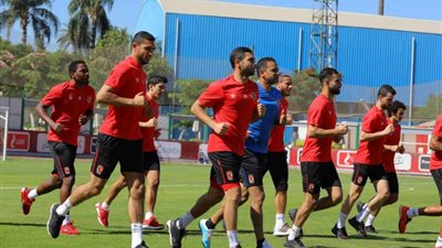 مدافع الأهلي يطلب مهله 48 للتفكير في الرحيل