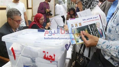 تواجد المرشحين على منصب نقيب الأطباء لمتابعة سير العملية الانتخابية