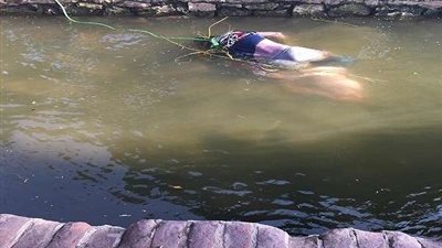 بالصور.. انتشال جثة شخص مجهول الهوية لقى مصرعه غرقًا بالقناطر