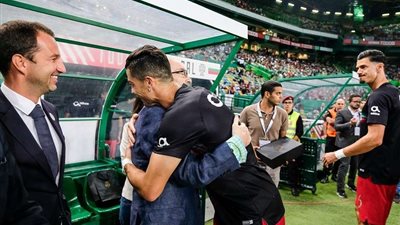 رونالدو يكرم مكتشفه الأول قبل مواجهة البرتغال ولوكسمبورج بتصفيات اليورو (صور)