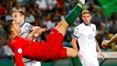 رونالدو يسجل هدف عالمي و يقود البرتغال للفوز على لوكسمبورج بتصفيات أمم أوروبا .. فيديو