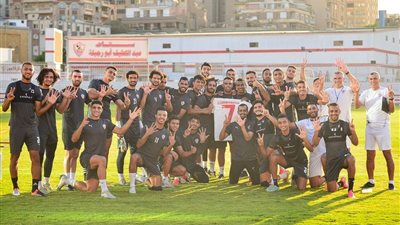 لاعبو الزمالك يحتفلون بتتويج كوماندوز اليد بالسوبر الإفريقي