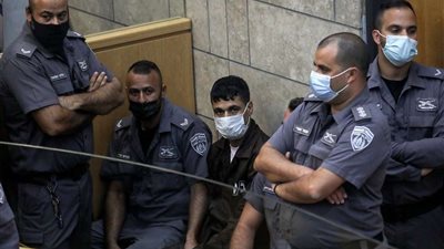 الأسيران الفلسطينيان يعقوب قادري ومحمود عارضة داخل محكمة إسرائيلية | صور