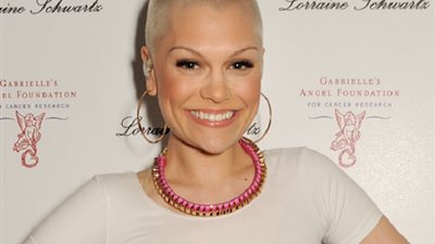 إحداهن حلقته على الهواء.. شاهد مشاهير هوليود بدون شعر