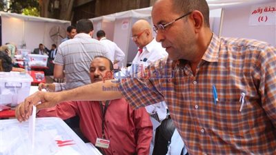 بعد منافسة شرسة.. حسين خيري يحسم الجدل ويفوز بمنصب نقيب أطباء مصر