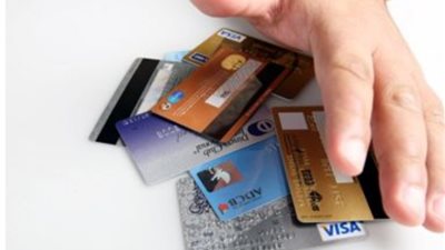 كيف تتفادى إسراف وخصم مبالغ إضافية من البطاقات الإئتمانية..؟