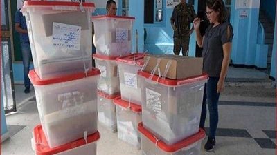 الناخبون التونسيون يقبلون على صناديق الاقتراع لاختيار رئيسهم