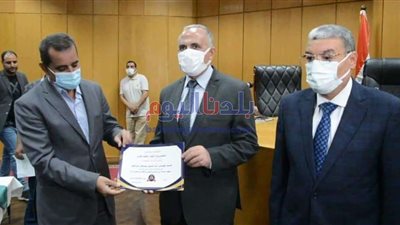 وزير الموارد المائية يكرم 16 مهندساً مشرفاً علي أعمال تأهيل الترع خلال زيارته للمنيا