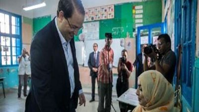 رئيس حكومة تونس يدلي بصوته في الانتخابات الرئاسية