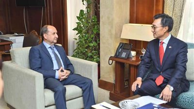 وزير التجارة يجتمع بوفد 