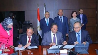 بـ110مليون دولار.. وزير النقل يشهد توقيع عقد الصيانة لمشروع القطار الكهربائي