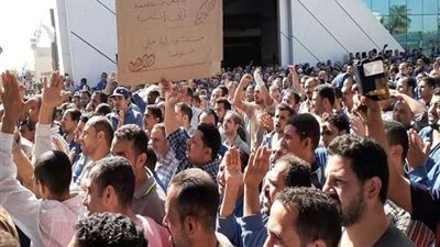 2500 عامل معتصم بشركة يونيفيرسال يستغيثون بالسيسي لصرف مرتباتهم