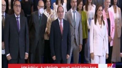 صورة جماعية للرئيس السيسي مع المشاركين في فعالية إطلاق تقرير التنمية البشرية لعام 2021