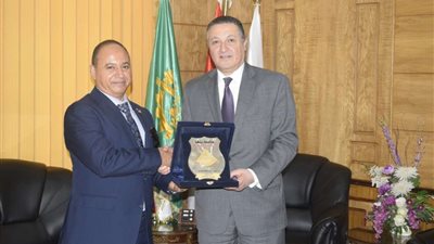 رئيس جامعة بنها يستقبل استاذ الهندسة بجامعة كالجاري البرتا بكندا
