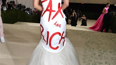 عضوة الكونجرس الامريكي ترتدي فستاناً عليه رسالة نارية باللون الأحمر