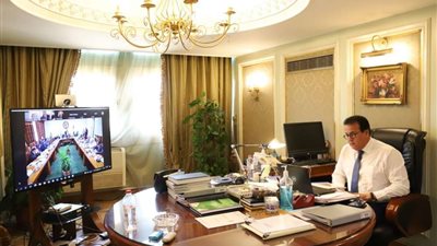 وزير التعليم العالي يتابع مشروع تأهيل المعامل البحثية الخدمية بالجامعات المصرية للاعتماد الدولي