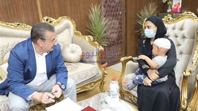 محافظ المنوفية يقدم مساعدة لسيدة نجلها كفيف وتسكن في غرفة غير آدمية
