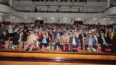 محافظ بني سويف ورئيس الجامعة يشهدان العرض المسرحي 