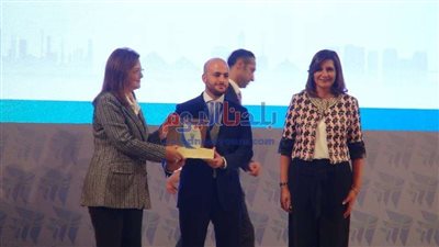 وزيرتا الهجرة والتخطيط تكرمان العالم الراحل عبد الحليم عمر بـ