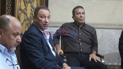 الخطيب وأعضاء الأهلي في عزاء والدة علاء عبد الصادق (صور)