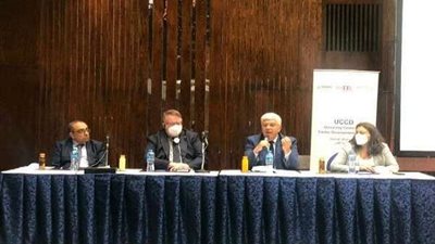 وزير التعليم العالي يستعرض تقريرًا حول مراكز التطوير المهني بالجامعات المصرية