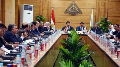 أعضاء مجلس جامعة بنها يتبرعون بـ بدل حضور الجلسات لصالح المستشفى الجامعي