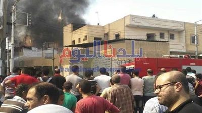 بـ8 سيارات.. السيطرة على حريق هائل في الوراق