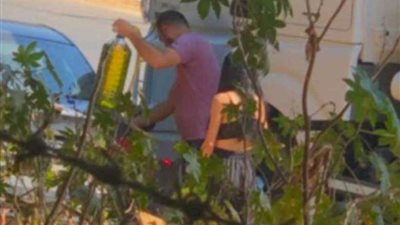 بعد توقف سياراتها.. فتاة تحصل على ليترات من البنزين من سائق بإرتكاب فعل فاضح في الطريق