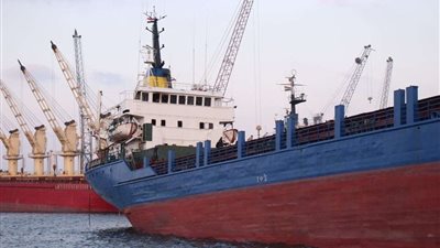 ميناء دمياط: السيطرة على حريق السفينة 