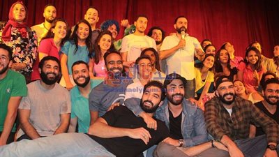 بحضور نجوم الفن.. بدء العرض المسرحي 