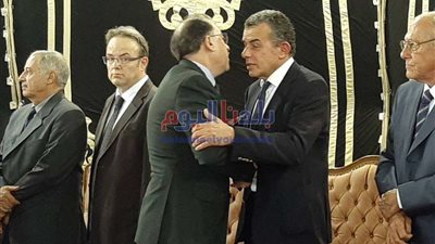 كبار الدولة ونجوم الأهلي السابقين يقدمون العزاء في ابن عم خالد مرتجي (صور)