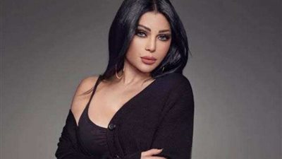 هيفاء وهبي تستعرض سيارتها في أحدث ظهور