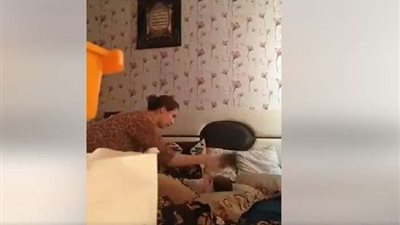 بالفيديو.. طفلة رضيعة تتعرض الى ابشع انواع التعذيب 