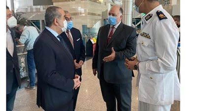 وزير الطيران يقرر صرف 2000 جنيه للعاملين بمناسبة العام الدراسي الجديد