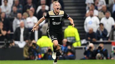 أياكس يسحق كامبور بالتسعة ويتصدر الدوري الهولندي