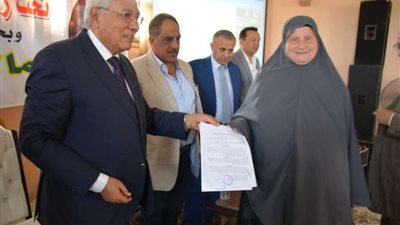 محافظ الدقهلية يوزع عقود تقنين أراضي أملاك الدولة بشربين