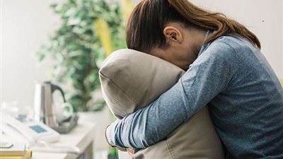 أستاذ طب نفسي يكشف أعراض الاكتئاب في فترة تقلبات الفصول