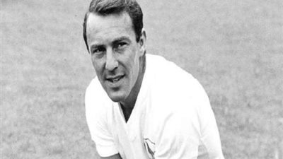 وفاة أسطورة توتنهام وتشيلسي السابق عن عمر 81 عامًا