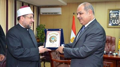 محافظ الغربية يهدي وزير الأوقاف درع المحافظة تقديراً لجهوده