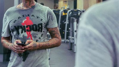 شاهد.. أحمد الفيشاوي يخضع لتمارين قاسية في الجيم لمواجهة 