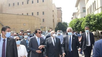 بالصور | وزير التعليم العالي ورئيس جامعة القاهرة يتفقدان عيادات العناية بالمرأة بقصر العيني
