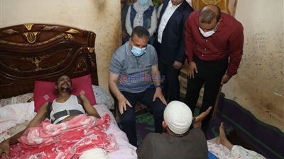 محافظ المنوفية يزور مصابي لقمة العيش بشنوان ويؤكد.. معكم حتى الشفاء