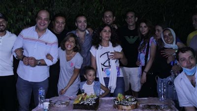 منة فضالي تحتفل بعيد ميلادها وسط أصدقائها (صور)