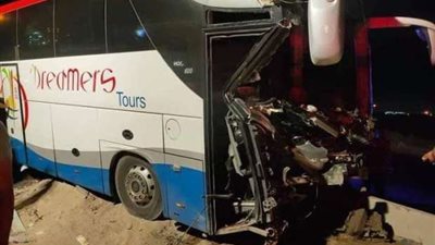 مصرع شخصين وإصابة 19  في تصادم حافلة سياحية بسيارة نظافة على طريق القاهرة الإسكندرية الصحراوي