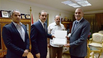 محافظ أسيوط يكرم رئيس مركز ديروط السابق لدوره المتميز خلال فترة عمله
