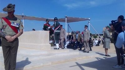 سكرتير عام مطروح يضع إكليل الزهور بمقابر الكومنولث في ذكرى معركة العلمين