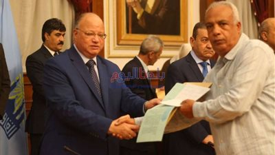 محافظ القاهرة يوزع عقود تقنين أوضاع على عدد من مستثمري شق الثعبان