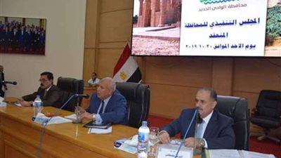 محافظ الوادي الجديد يشدد بسرعة تطبيق الحد الأدنى بالمصالح الحكومية