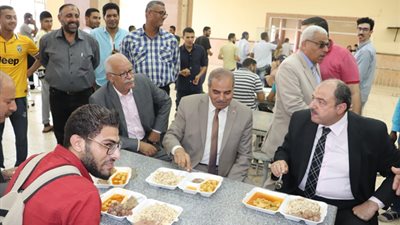 رئيس جامعة الأزهر يتناول الطعام مع طلاب المدينة الجامعية